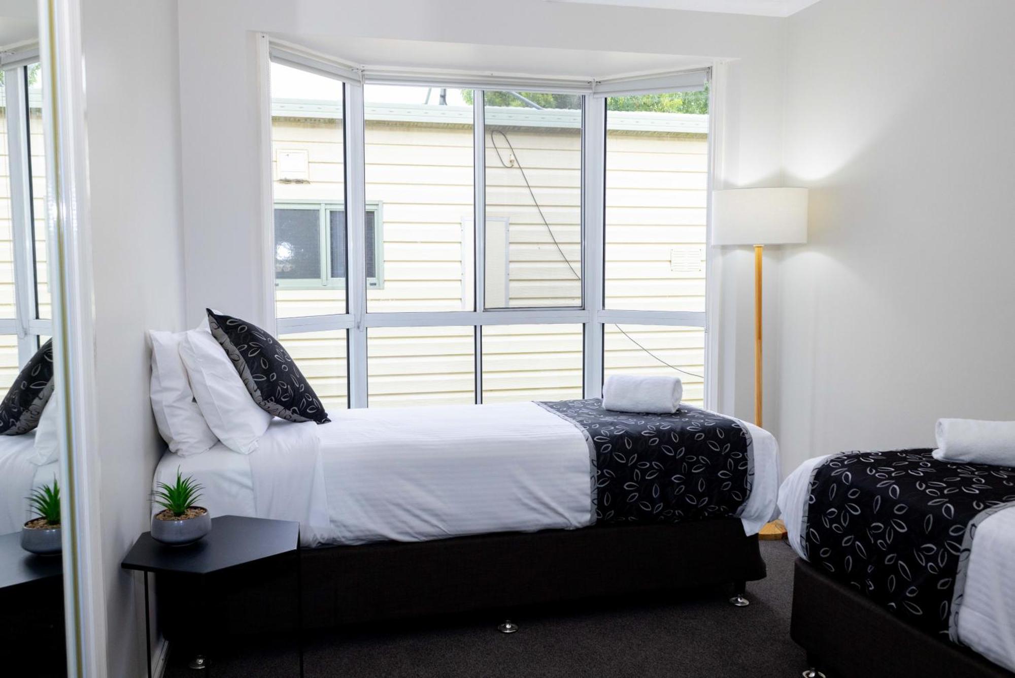 Airport Tourist Village Melbourne Room photo