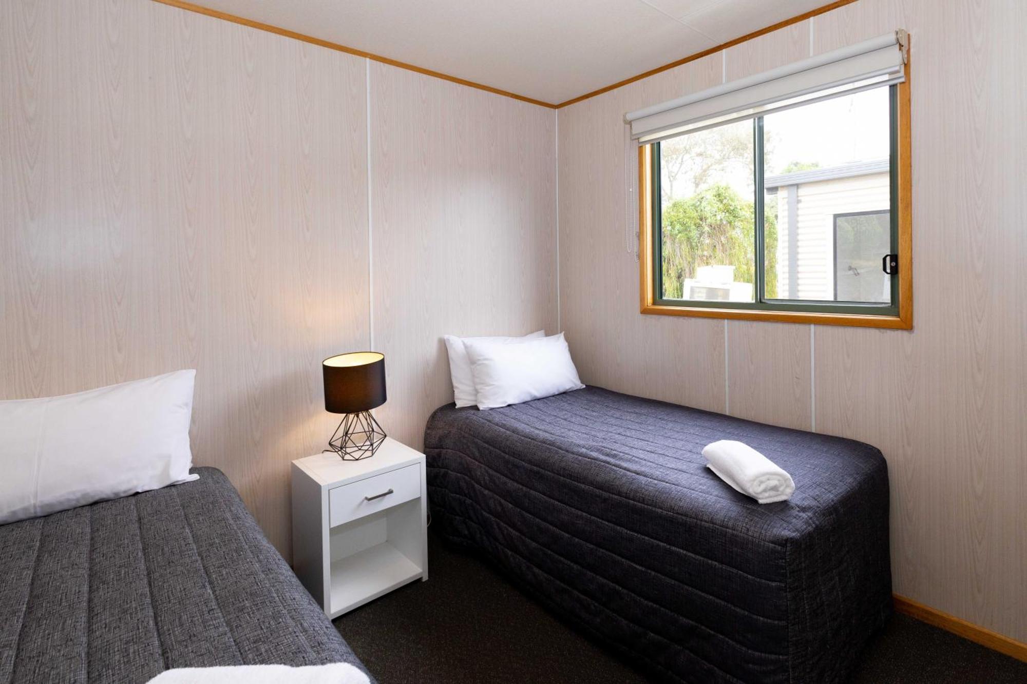 Airport Tourist Village Melbourne Room photo