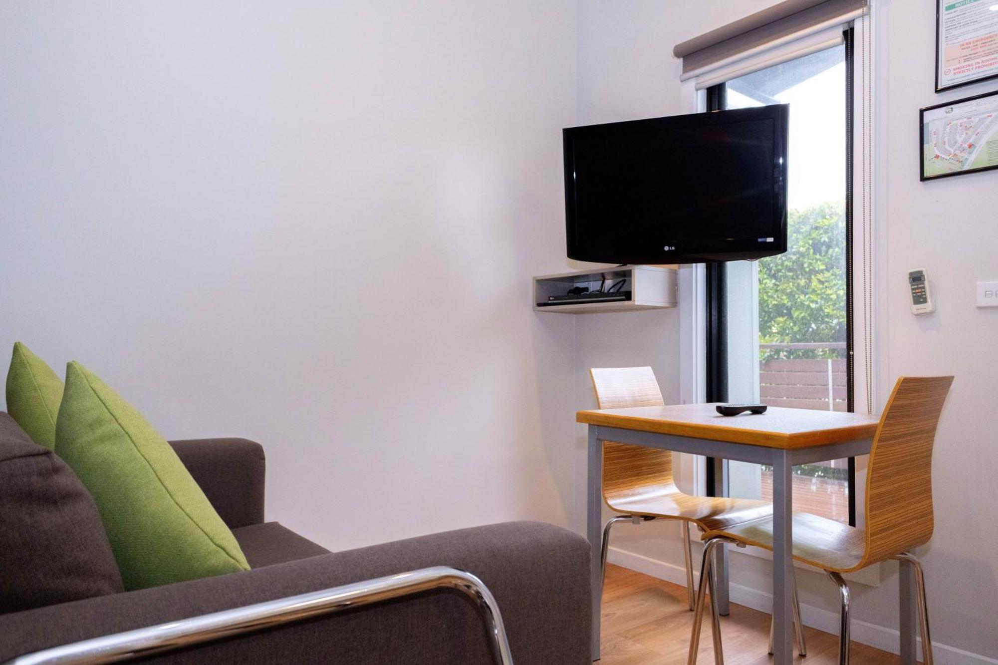 Airport Tourist Village Melbourne Room photo