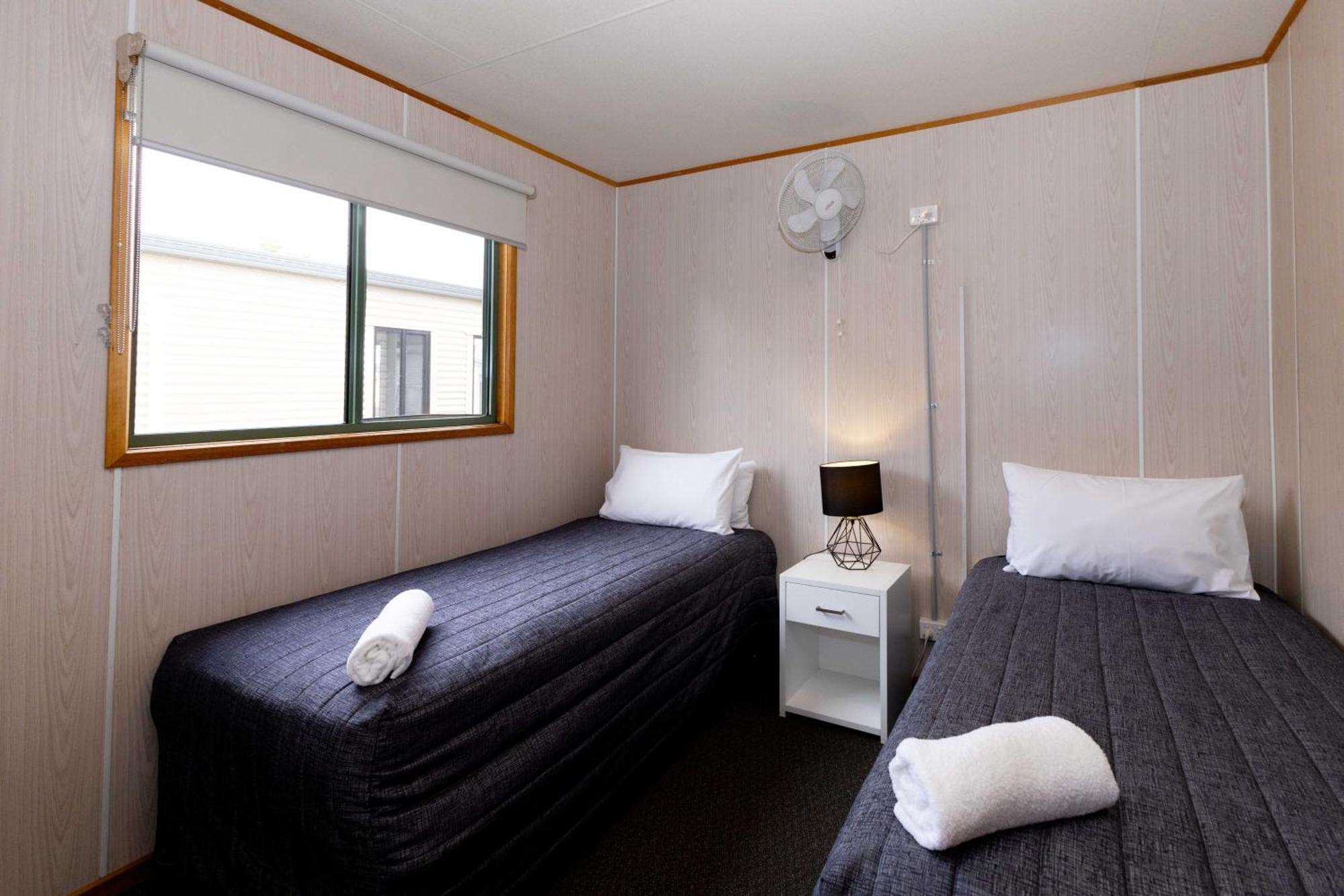 Airport Tourist Village Melbourne Room photo