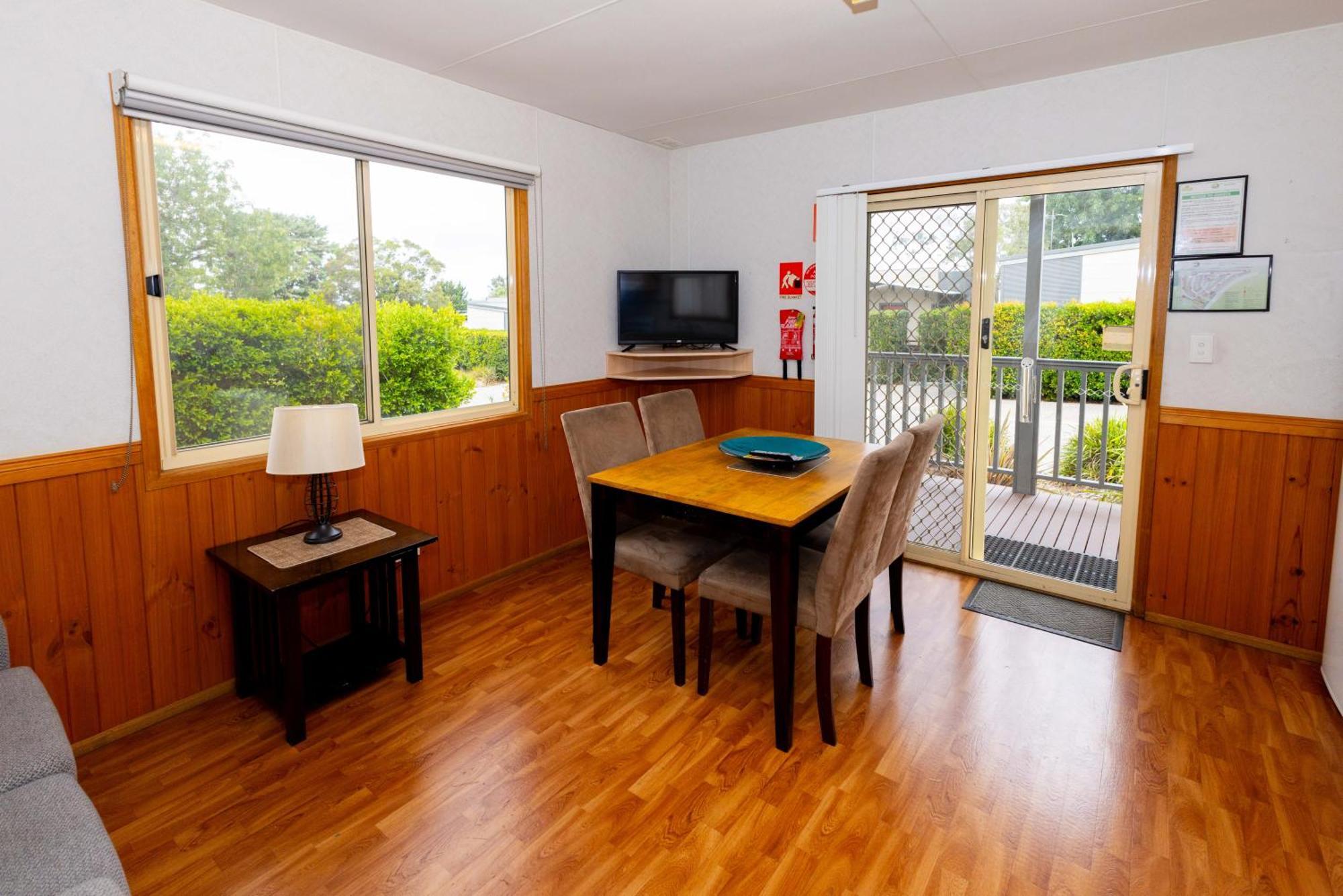 Airport Tourist Village Melbourne Room photo